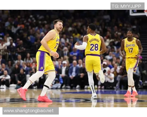 这是好帽！东契奇补防大帽拉文被吹犯规 湖人挑战成功