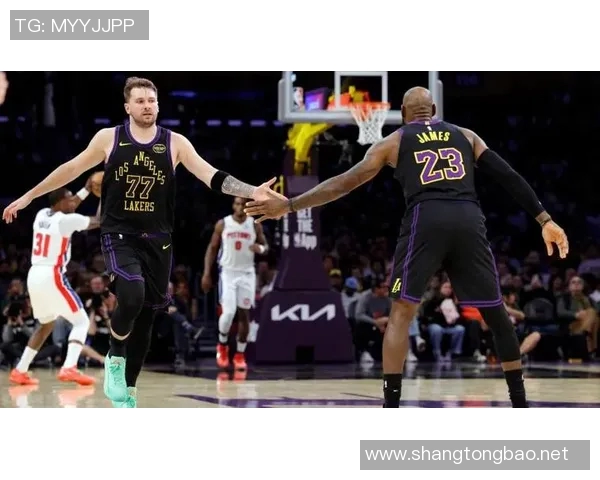 库里26分格林10+8米勒空砍33分 勇士力克黄蜂