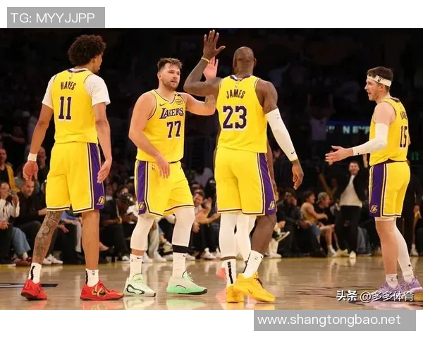 詹皇轰31+9+10！背靠背打爆新鹰王，东契奇27+7失误，湖人5人16+